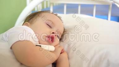 小婴儿睡在白色床上的病房里，手臂下有体温计。 患病儿童测量体温